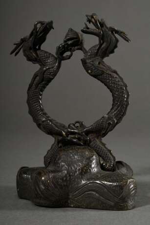 Chinesische Bronze "Zwei Drachen mit Tama Perle" auf "Landschaftssockel", zweiteilig, 19.Jh., H. 14cm, Provenienz: Slg. Otto Johannsen/ Lübeck (1882-1960) - photo 2