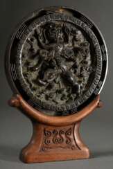 Sehr großer chinesischer Bronzespiegel mit tantrischer Wächtergottheit &quot;Achtarmige Figur mit drei Gesichtern und Attributen vor Wolkenwirbeln&quot;, Rand mit umlaufender erhabener Schrift und acht Bagua Zeichen auf …