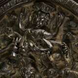 Sehr großer chinesischer Bronzespiegel mit tantrischer Wächtergottheit "Achtarmige Figur mit drei Gesichtern und Attributen vor Wolkenwirbeln", Rand mit umlaufender erhabener Schrift und acht Bagua Zeichen auf … - Foto 5