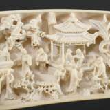 Elfenbein Relief mit feiner plastischer Schnitzerei "Buddhistische Mönche in einem Klostergarten mit Pavillon", Kanton um 1900, passender Holzständer, 15,8x6,2cm, minimale Fehlstellen, Genehmigung nach Art. 10d… - photo 5
