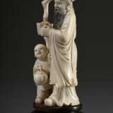 Elfenbein Figurengruppe "Taoistischer Weiser mit Diener", stehender bärtiger Mann mit Knotenstab und eckiger Tassen sowie kleiner Junge mit Teekanne auf Holzsockel mit eingelegtem Silberdraht Ornament, China um… - photo 4