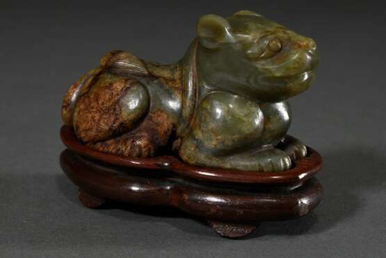 Grünbraune Jade Figur "Liegende Felide" im Ming-Stil, Holzsockel, 4,5x9x4cm, Fehlstellen im Material - Foto 1