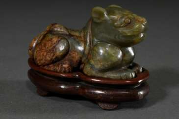 Grünbraune Jade Figur &quot;Liegende Felide&quot; im Ming-Stil, Holzsockel, 4,5x9x4cm, Fehlstellen im Material