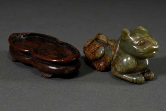 Grünbraune Jade Figur "Liegende Felide" im Ming-Stil, Holzsockel, 4,5x9x4cm, Fehlstellen im Material - Foto 3