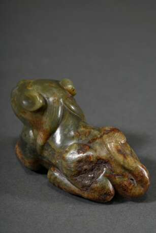 Grünbraune Jade Figur "Liegende Felide" im Ming-Stil, Holzsockel, 4,5x9x4cm, Fehlstellen im Material - фото 5