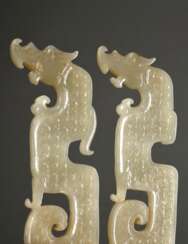 2 Diverse flache Ornamente &quot;Stilisierte Drachen&quot; in archaischem Stil mit genoppter Oberfläche, helle Jade, China, L. 13,7cm