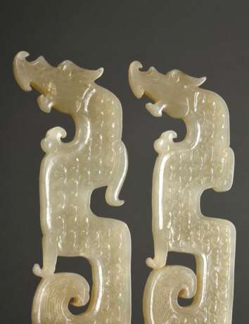 2 Diverse flache Ornamente "Stilisierte Drachen" in archaischem Stil mit genoppter Oberfläche, helle Jade, China, L. 13,7cm - photo 1