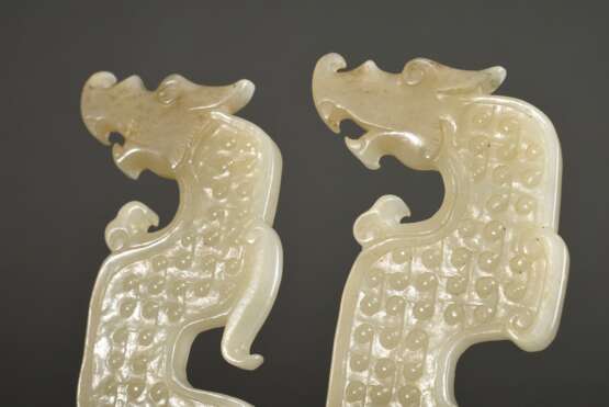 2 Diverse flache Ornamente "Stilisierte Drachen" in archaischem Stil mit genoppter Oberfläche, helle Jade, China, L. 13,7cm - photo 2