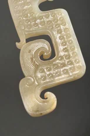 2 Diverse flache Ornamente "Stilisierte Drachen" in archaischem Stil mit genoppter Oberfläche, helle Jade, China, L. 13,7cm - photo 3