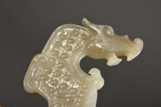 2 Diverse flache Ornamente "Stilisierte Drachen" in archaischem Stil mit genoppter Oberfläche, helle Jade, China, L. 13,7cm - photo 4
