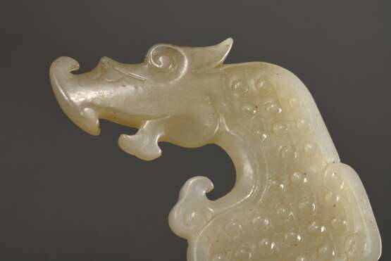 2 Diverse flache Ornamente "Stilisierte Drachen" in archaischem Stil mit genoppter Oberfläche, helle Jade, China, L. 13,7cm - photo 5