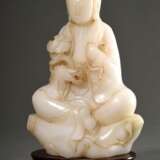 Helle Jade Figur "Sitzender Buddha mit Ruji Zepter" auf dunklem Holz Stand, Qing Dynastie, China, H. 21,2/24,2cm - photo 1