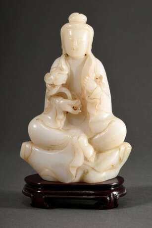 Helle Jade Figur "Sitzender Buddha mit Ruji Zepter" auf dunklem Holz Stand, Qing Dynastie, China, H. 21,2/24,2cm - Foto 2