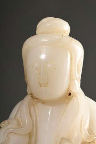 Helle Jade Figur "Sitzender Buddha mit Ruji Zepter" auf dunklem Holz Stand, Qing Dynastie, China, H. 21,2/24,2cm - Foto 3