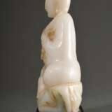 Helle Jade Figur "Sitzender Buddha mit Ruji Zepter" auf dunklem Holz Stand, Qing Dynastie, China, H. 21,2/24,2cm - photo 5