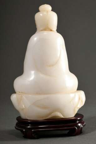 Helle Jade Figur "Sitzender Buddha mit Ruji Zepter" auf dunklem Holz Stand, Qing Dynastie, China, H. 21,2/24,2cm - Foto 6