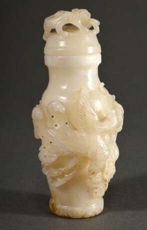 Helle Jade Deckelvase mit plastischen Symbolen für Kaiser und Kaiserin "Drache und Phönix" auf dem Korpus sowie "Qilong" auf dem Deckel, Qing Dynastie, China, H. 15,2cm - Foto 2