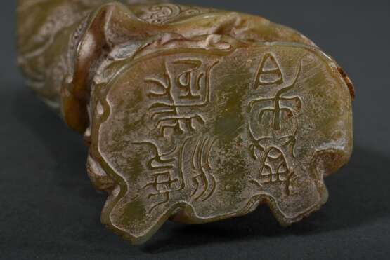 Grüne Jade Figur "Stehender Mönch", Gewand mit stilisierten Drachen, am Boden archaische Schriftzeichen, auf Holzsockel, China, H. 19,5/23,2cm - photo 6