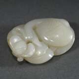 Helles Jade Toggle "Reiher und Mandarinente auf Lotosblatt", China, 4,5x3,8x1,2cm - Foto 2