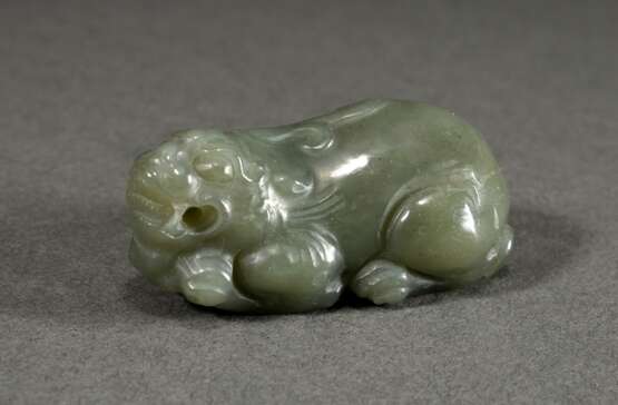 Seladon Jade Schnitzerei "Liegender Qilin" mit durchbohrtem Maul, China, L. 6cm - photo 1