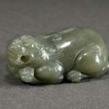 Seladon Jade Schnitzerei "Liegender Qilin" mit durchbohrtem Maul, China, L. 6cm - photo 1