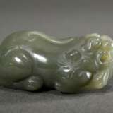 Seladon Jade Schnitzerei "Liegender Qilin" mit durchbohrtem Maul, China, L. 6cm - photo 2