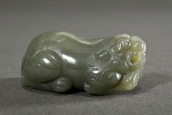 Seladon Jade Schnitzerei "Liegender Qilin" mit durchbohrtem Maul, China, L. 6cm - Foto 2