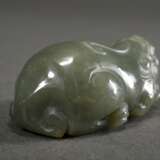 Seladon Jade Schnitzerei "Liegender Qilin" mit durchbohrtem Maul, China, L. 6cm - Foto 3