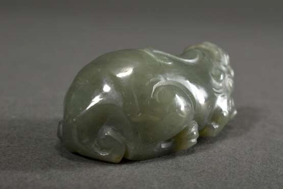 Seladon Jade Schnitzerei "Liegender Qilin" mit durchbohrtem Maul, China, L. 6cm - photo 3