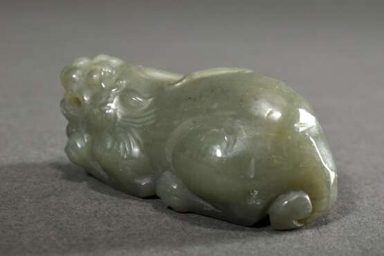 Seladon Jade Schnitzerei "Liegender Qilin" mit durchbohrtem Maul, China, L. 6cm - photo 4