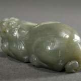 Seladon Jade Schnitzerei "Liegender Qilin" mit durchbohrtem Maul, China, L. 6cm - photo 4