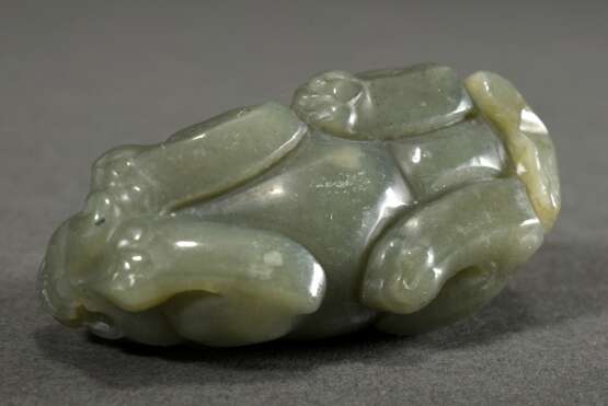 Seladon Jade Schnitzerei "Liegender Qilin" mit durchbohrtem Maul, China, L. 6cm - Foto 5