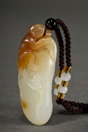 Jade Amulett "Kleiner Affe auf Bohne" (L. 5,3cm) an geflochtener mit einzelnen Perlen besetzter Seidenkordel (L. 59cm) - Foto 1