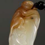 Jade Amulett "Kleiner Affe auf Bohne" (L. 5,3cm) an geflochtener mit einzelnen Perlen besetzter Seidenkordel (L. 59cm) - photo 4