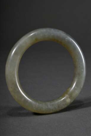 Großer grünlicher Jade Armreif, Qing Dynastie, China, Ø 10cm, Stärke 1,4cm - photo 1