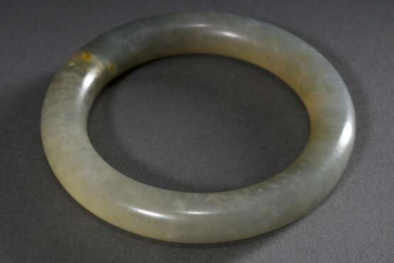 Großer grünlicher Jade Armreif, Qing Dynastie, China, Ø 10cm, Stärke 1,4cm - photo 2