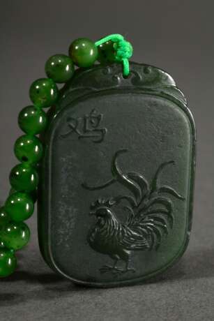 Grünes Jadeit Amulett mit feinen Reliefs: "Glaubenswächter mit Schwert und Mala", verso "Hahn" (4,8x3,5cm) an Jade Perlenkette (L. 64cm) - photo 3