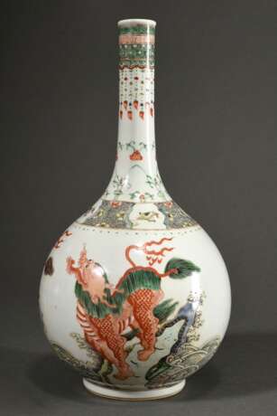 Langhals Vase mit Famille Verte Dekor "Fabeltiere", am Boden mit Kangxi Bildmarke - photo 1