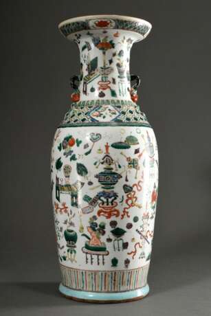 Große Balustervase mit plastischen "Pfirsich Frucht- und Asthenkeln" sowie allseitiger Famille Verte Malerei "Gelehrten Objekte und buddhistische Symbole", China 19.Jh., H. 61cm, leichte Gebrauchsspur… - Foto 1