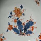 2 Große Porzellan Schalen mit Imari Malerei, China Ende 18.Jh., Ø 28,5cm, partiell berieben, Brandfehler, Haarriss, Rand best. - фото 6