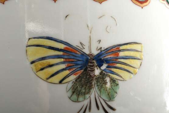 Großes Goldfischbecken mit Famille Verte Malerei "Blumenkörbe und Schmetterlinge", wohl Kangxi Zeit, H. 41cm, Ø 31cm, z.T. Farbabplatzungen - photo 7