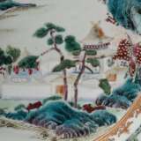 Chine de Command Teller mit zarter Famille Rose Malerei "Palastarchitektur in Landschaft" im Spiegel und "Päonien" auf der Fahne, China um 1800, Ø 23cm - Foto 5