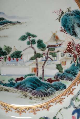 Chine de Command Teller mit zarter Famille Rose Malerei "Palastarchitektur in Landschaft" im Spiegel und "Päonien" auf der Fahne, China um 1800, Ø 23cm - photo 5