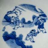 Große Kumme mit Blaumalerei Medaillons auf Anhua Fond, am Boden Kangxi 6-Zeichenmarke, H. 10,3cm, Ø 21cm - Foto 4