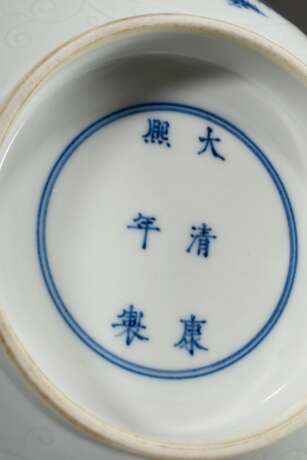Große Kumme mit Blaumalerei Medaillons auf Anhua Fond, am Boden Kangxi 6-Zeichenmarke, H. 10,3cm, Ø 21cm - Foto 6