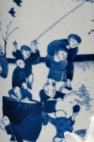 Großer Cachepot/ Räuchergefäß mit plastischen Mascarons und Blaumalerei "Spielende Kinder", Boden unglasiert, H. 21cm, Ø 26cm, Riss mit alter Restaurierung - фото 5