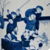 Großer Cachepot/ Räuchergefäß mit plastischen Mascarons und Blaumalerei "Spielende Kinder", Boden unglasiert, H. 21cm, Ø 26cm, Riss mit alter Restaurierung - Foto 5