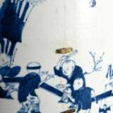 Großer Cachepot/ Räuchergefäß mit plastischen Mascarons und Blaumalerei "Spielende Kinder", Boden unglasiert, H. 21cm, Ø 26cm, Riss mit alter Restaurierung - фото 11