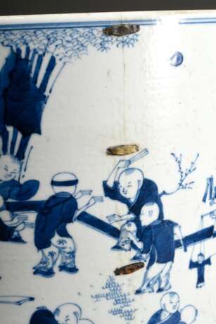 Großer Cachepot/ Räuchergefäß mit plastischen Mascarons und Blaumalerei "Spielende Kinder", Boden unglasiert, H. 21cm, Ø 26cm, Riss mit alter Restaurierung - Foto 11