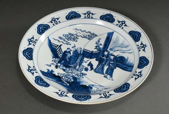 Große Platte mit Blaumalerei Dekor "Daoistischer Heiliger mit Begleitern, Mondhase und Sternbild", am Boden Chenghua 6-Zeichen Marke, H. 6,5cm, Ø 39,5cm - фото 1